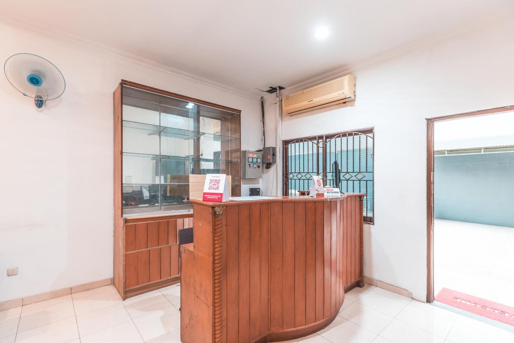 Super Oyo 2034 Eden Guest House Depok Exterior photo